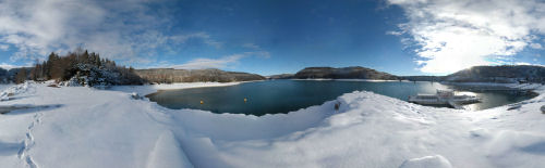 La plage de surchauffant et le pont de la pyle en hiver