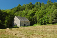 Ferme au bout de la vallée encaissée, près d'une résurgence