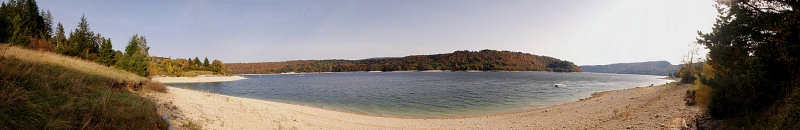 Lac de Vouglans près de la base de Bellecin